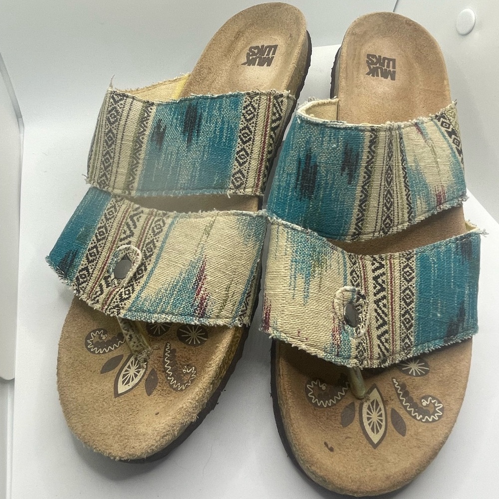 Muk Luks women’s flip flop sandals size 9.5